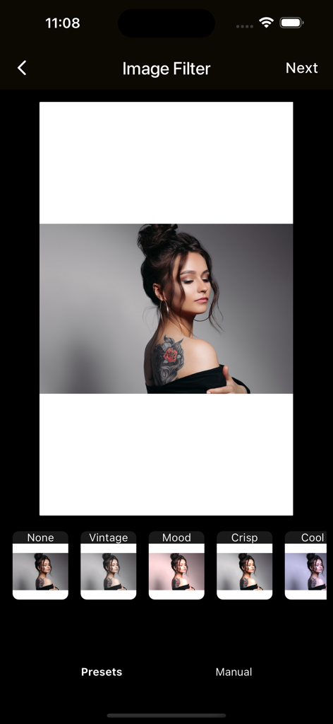 Tattoo Design Maker Studio - Una mujer usando filtros de imagen para un diseño de tatuaje virtual en la aplicación Tattoo Design Maker Studio.