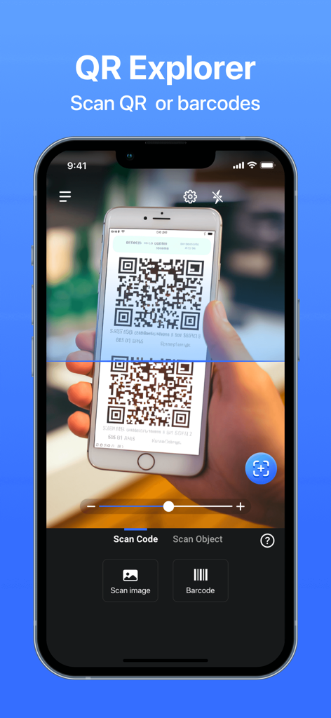 Schermata di uno smartphone che mostra l'app QR Explore mentre scansiona un codice QR.