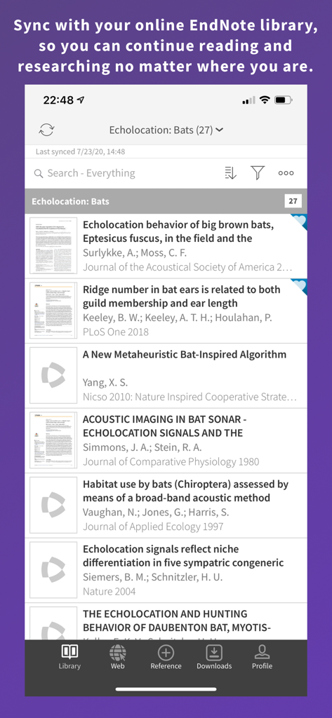 Uma lista de artigos de pesquisa acadêmica na biblioteca do aplicativo móvel EndNote mostrando o status de sincronização