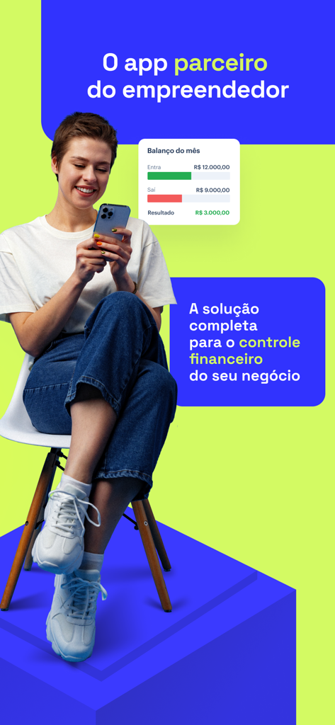 Empreendedora usando o aplicativo Controlle em seu smartphone para gerenciar as finanças do negócio