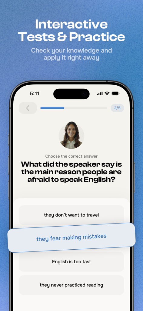 English Club - Daily Challenge - Pantalla de aplicación móvil que muestra un cuestionario interactivo de comprensión auditiva en inglés con respuestas de opción múltiple.