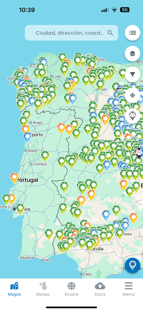 VUELA DRONES - Interface de l'application mobile VUELA DRONES montrant une carte collaborative avec de nombreux spots de vol de drones en Espagne et au Portugal.