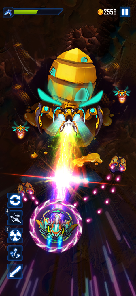 Wind Wings: Space Shooter - Captura de pantalla del juego que muestra una nave espacial usando un ataque de rayo contra un jefe abeja mecánico gigante
