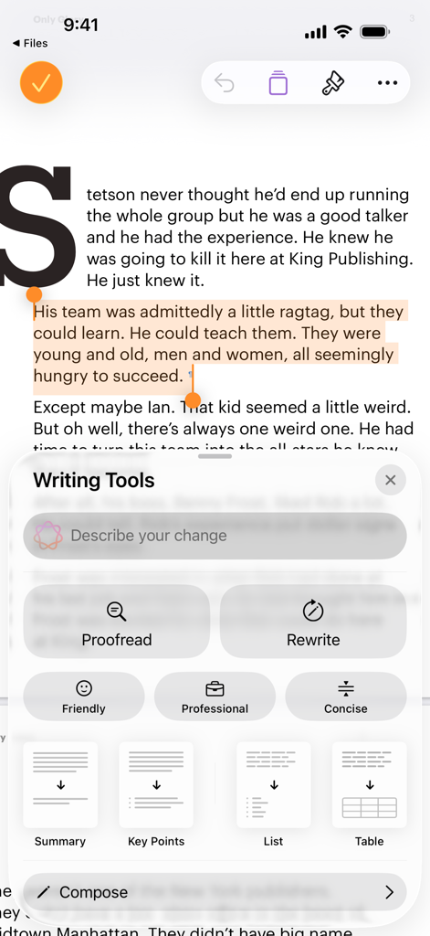 Schermata iPhone che mostra l'app Pages con il menu degli strumenti di scrittura di Apple Intelligence per la correzione e la riscrittura del testo.