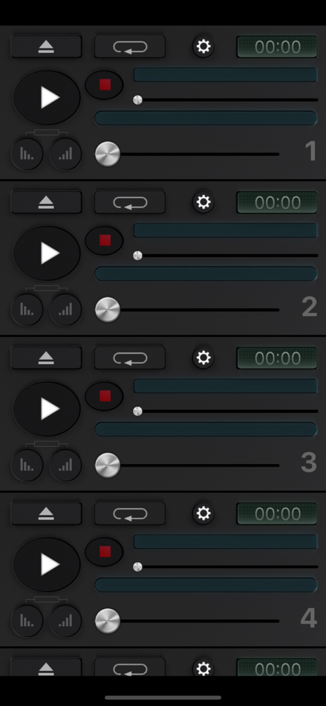 Interfaccia dell'app AudioMixer che mostra quattro canali audio indipendenti con controlli individuali di volume e riproduzione