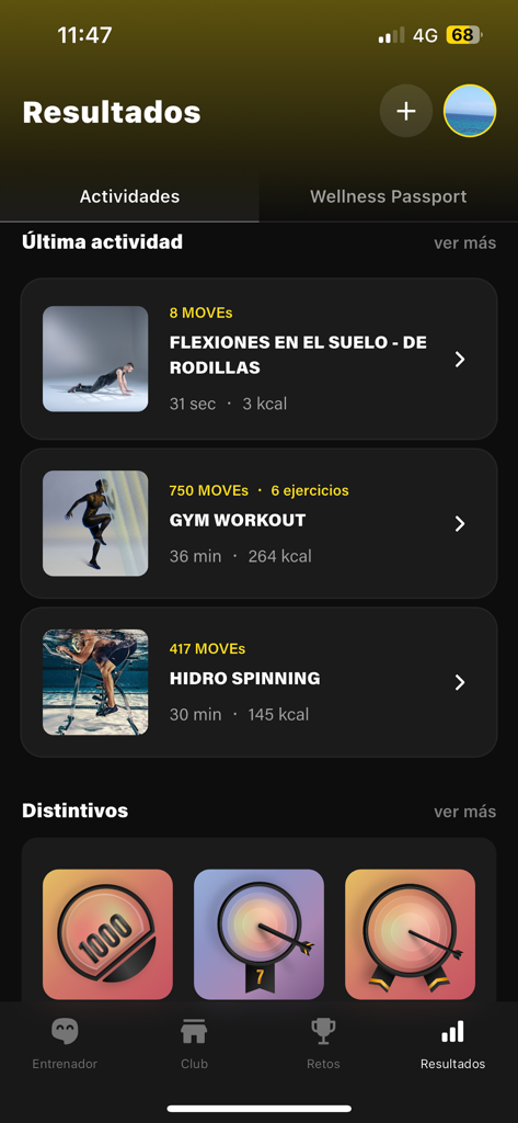 Pantalla de resultados de la aplicación móvil My paidesport que muestra actividades de entrenamiento recientes e insignias de logros ganados.