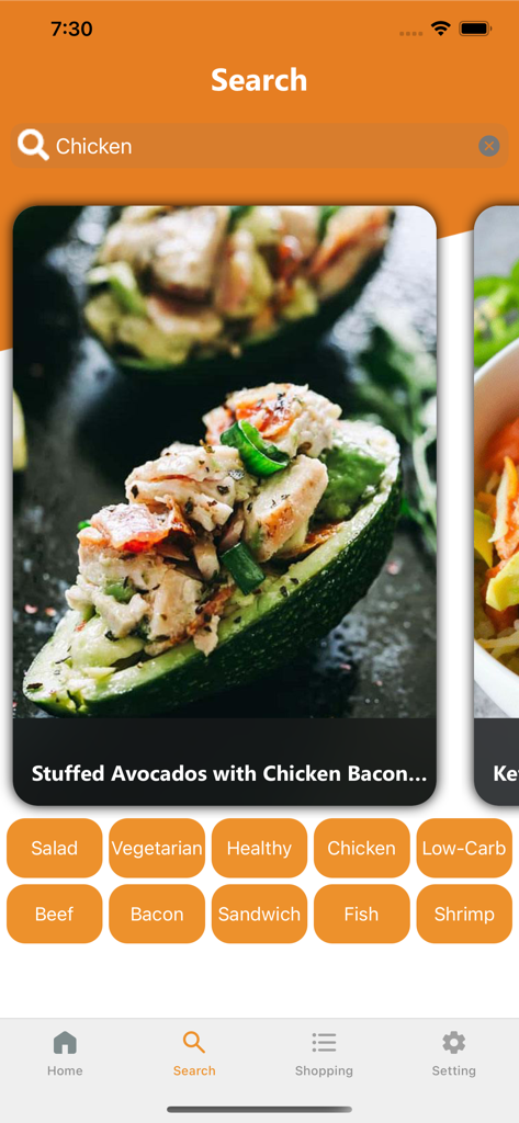 Keto Recipes: Low Carb Diet - Interfaz de búsqueda de la aplicación Recetas Keto que muestra una receta de aguacate relleno de pollo y tocino y etiquetas de filtro de categoría como ensalada y bajo en carbohidratos.