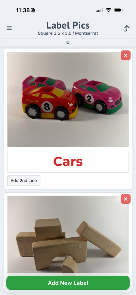 Tela do aplicativo móvel mostrando etiquetas fotográficas para carrinhos de brinquedo e blocos de construção de madeira