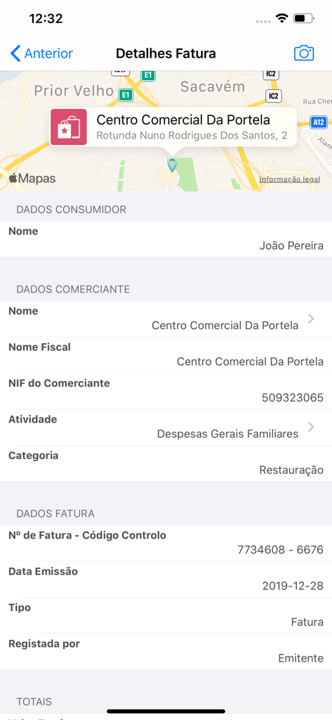 eFatura - Tela do aplicativo eFatura mostrando detalhes da fatura fiscal portuguesa com um mapa do comerciante e dados do consumidor