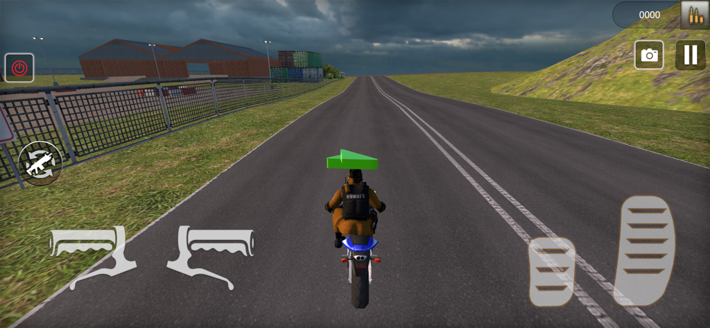 Police Moto Bike Chase Crime - Vista de juego en tercera persona de un oficial de policía conduciendo una motocicleta en una carretera abierta con controles de conducción en pantalla