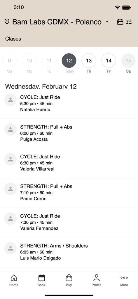 BamLabs Mx - Interfaz de la aplicación móvil BamLabs Mx que muestra una lista de clases de fitness, incluyendo ciclismo y entrenamiento de fuerza, en el estudio Polanco