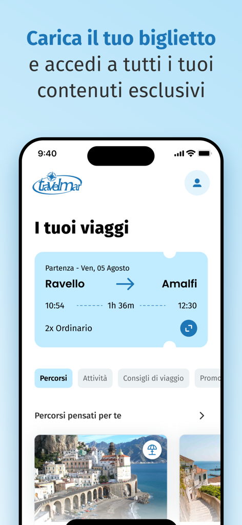 Una pantalla de teléfono móvil que muestra la aplicación TravelmAR con un billete de ferry de Ravello a Amalfi y recomendaciones de viaje para la Costa Amalfitana.