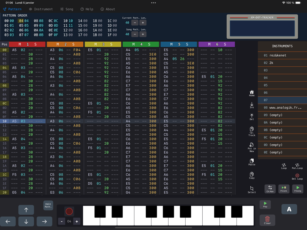 XM Zhootracker - Interfaz de producción musical de XM Zhootracker que muestra una cuadrícula de tracker vertical y un teclado de piano virtual para la composición de chiptune en iPad