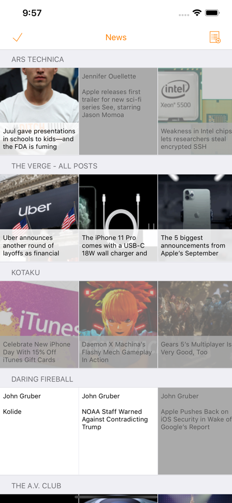 Lector RSS Heartfeed mostrando titulares de noticias en una vista de cuadrícula compacta.