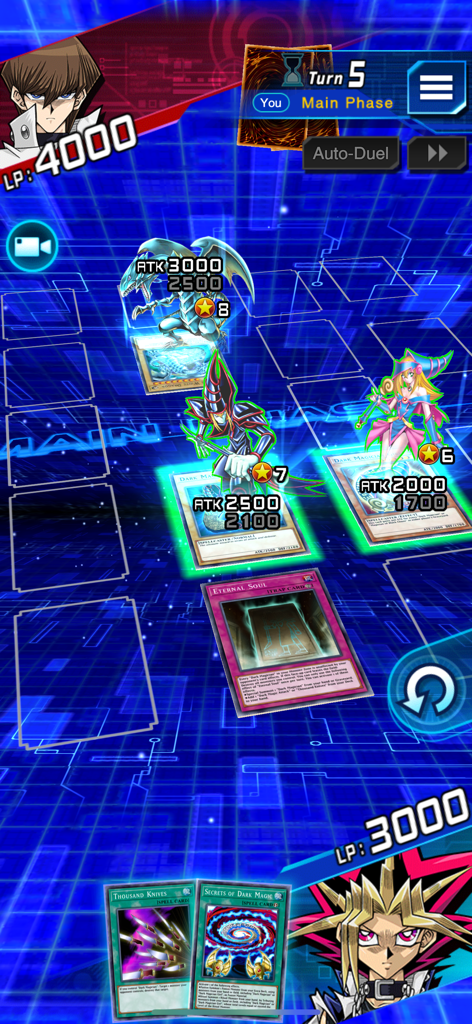 Jugabilidad móvil de Yu-Gi-Oh Duel Links con Yugi luchando contra Kaiba con los monstruos Mago Oscuro y Dragón Blanco de Ojos Azules.