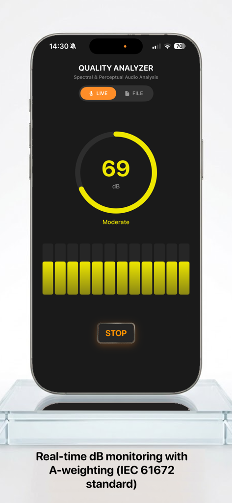 Quality Analizer - Quality Analyzer mobile app showing real-time decibel level monitoring in live mode.