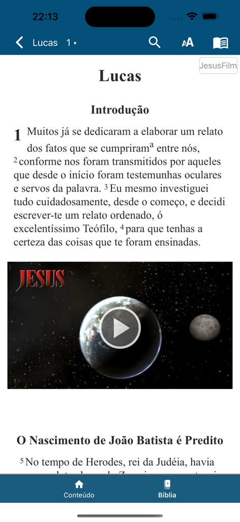 NVI Português Bible - Pantalla de la aplicación Biblia NVI Português mostrando el Evangelio de Lucas y una vista previa de video.