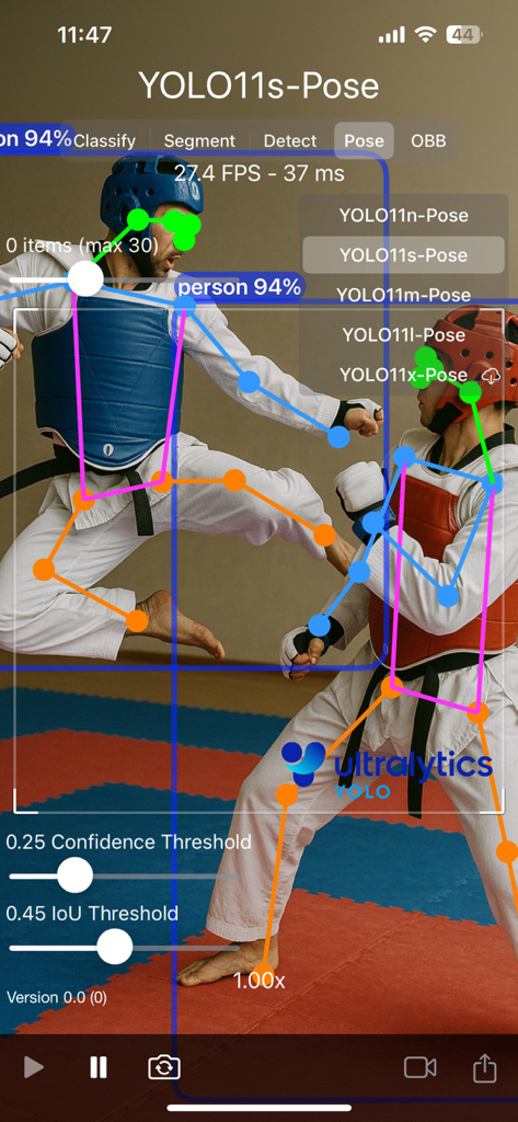 Ultralytics YOLO - Estimativa de pose IA em tempo real e rastreamento esquelético de artistas marciais no aplicativo Ultralytics YOLO.