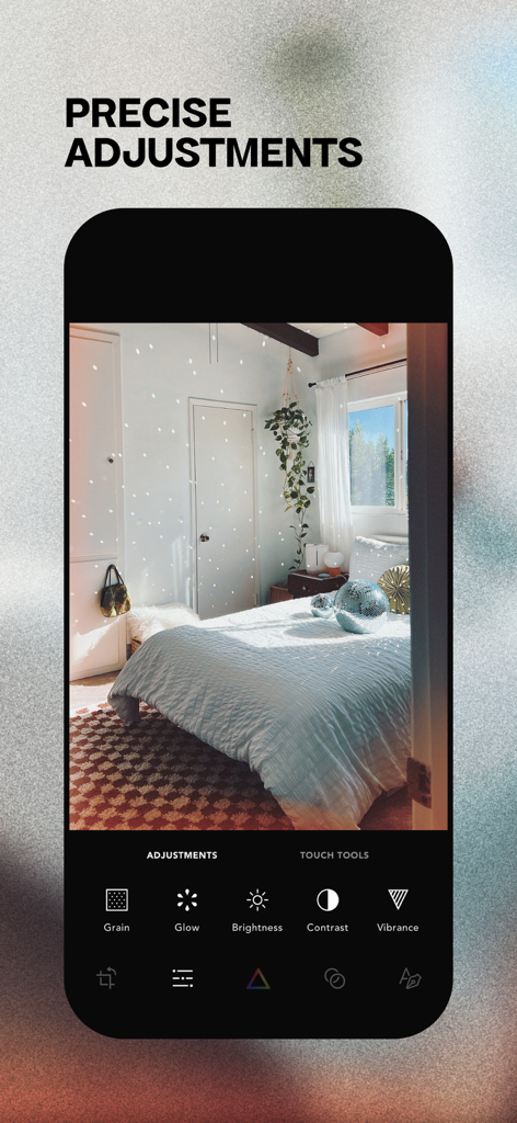 Afterlight: Film Photo Editor - Interfaz de la aplicación Afterlight mostrando herramientas de ajuste de fotos precisas que incluyen grano, brillo y brillo en una foto de dormitorio