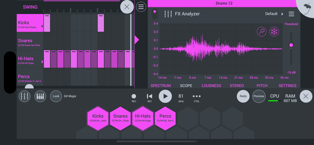 FL Studio Mobile - Interfaz de FL Studio Mobile con secuenciador por pasos y analizador de forma de onda de audio