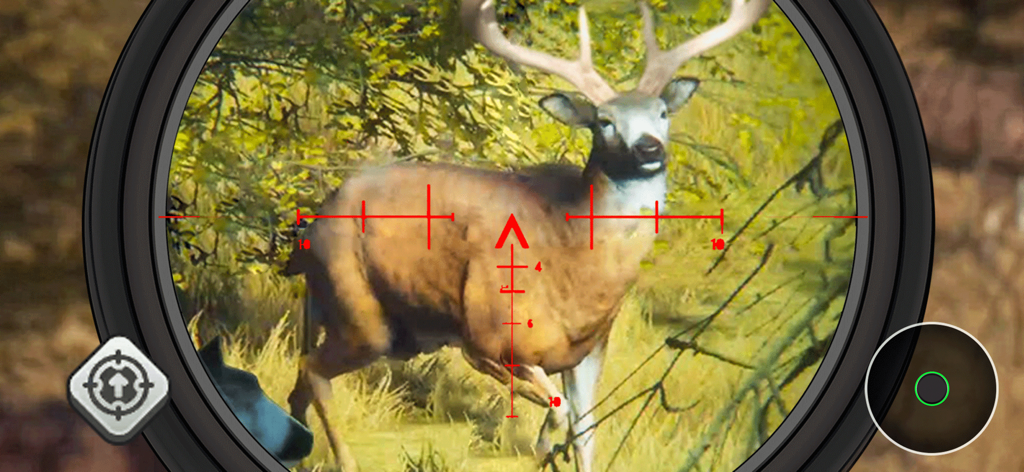 Ein großer Rothirsch im Visier eines roten Scharfschützenfernrohrs in einem Jagdsimulator-Spiel.