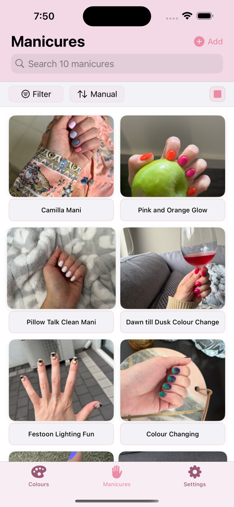 NaildIt - NaildIt 앱 화면으로 사용자의 매니큐어 갤러리가 이름과 사진과 함께 표시됩니다.