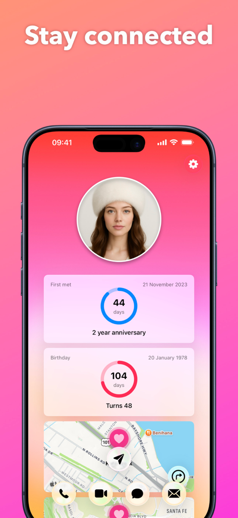 Darling - Uma tela de smartphone mostrando o aplicativo Darling com contagens regressivas de relacionamento, lembretes de aniversário e um mapa de localização de contato em uma estética de vidro moderna.