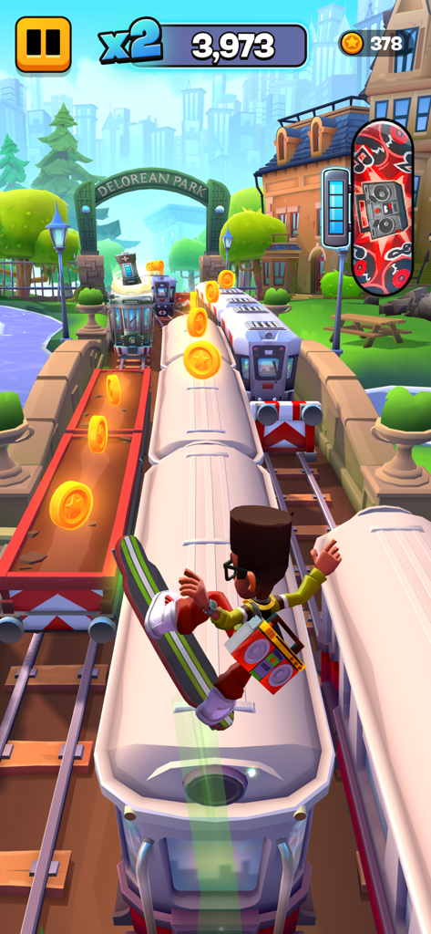 Jugabilidad de Subway Surfers City mostrando a un personaje montando una tabla flotante en la cima de un tren en movimiento.