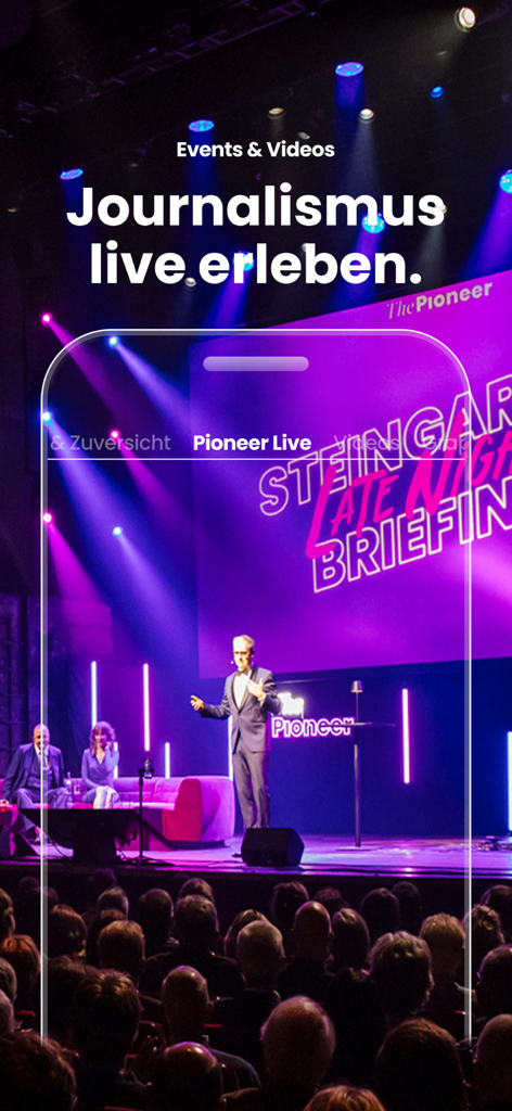 The Pioneer - The Pioneerアプリで紹介されている、スピーカーと観客がいるステージ上でのライブジャーナリズムイベント