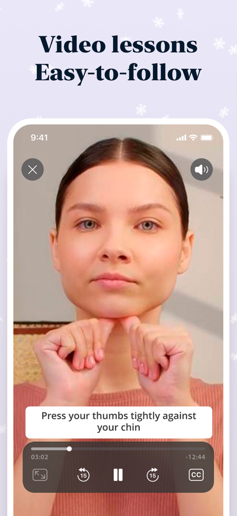 Luvly: Face Yoga Exercises - Uma mulher seguindo uma aula de vídeo de yoga facial para escultura da linha do maxilar no aplicativo Luvly.