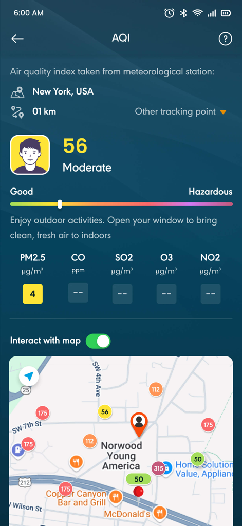 Interface de l'indice de qualité de l'air montrant une note modérée de 56 pour New York avec une carte interactive de suivi local