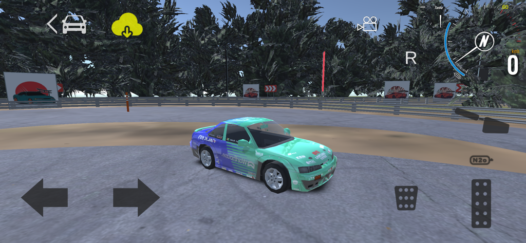 Skins Simulator for Fr Legends - Un coche de drift azul y turquesa con calcomanías personalizadas en una pista de prueba dentro del simulador de skins de FR Legends