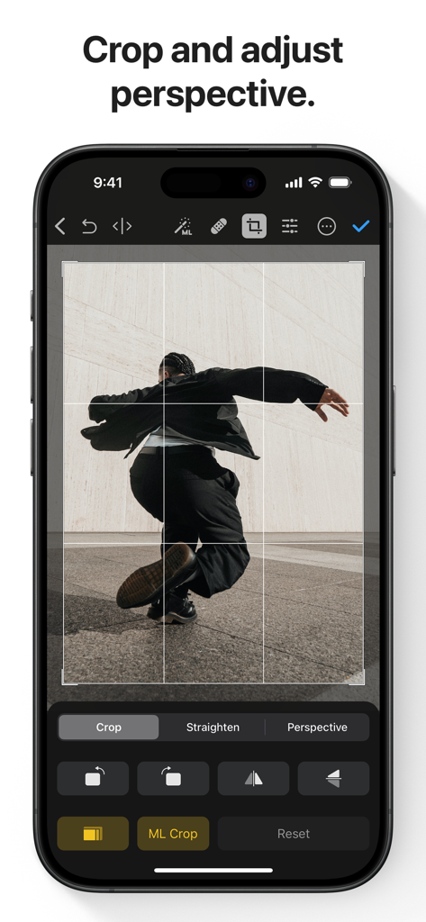 Photomator – Photo Editor - iPhone上のPhotomatorアプリのインターフェイスに、切り抜きと遠近法調整ツールが表示されています。