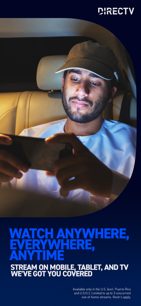 Un uomo che guarda film sul suo smartphone in un'auto con il testo guarda ovunque, dappertutto, in qualsiasi momento