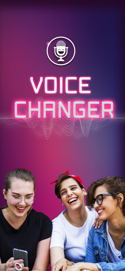 스마트폰에서 음성 변조 앱을 사용하며 웃고 있는 세 친구