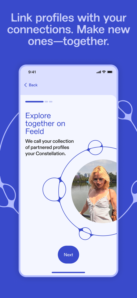 Feeld: Open-Minded Dating App - Interfaccia dell'app Feeld che spiega la funzionalità di profili collegati chiamata Constellation per coppie e partner.