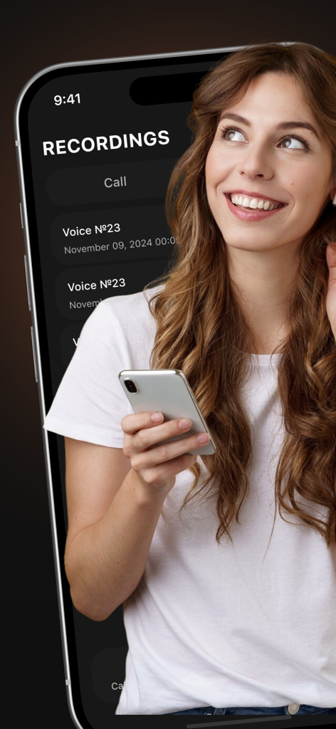 Record Phone Calls App - Auto - 녹음된 통화 및 음성 메모 목록과 함께 앱 인터페이스를 보여주는 미소 짓는 여성과 스마트폰