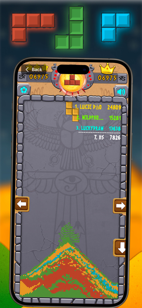 Sand Crush- Block Puzzle Blast - 이집트 테마 배경에 다채로운 모래 더미와 플레이어 리더보드를 보여주는 Sand Crush의 게임 플레이.