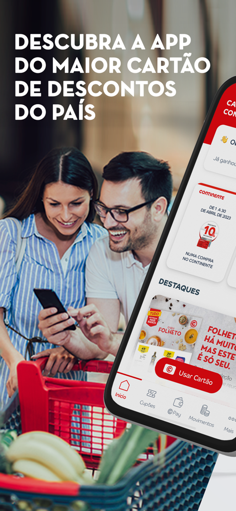 Cartão Continente - Um casal a usar a aplicação móvel Cartão Continente enquanto faz compras de supermercado com um carrinho vermelho