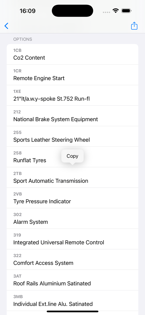 Una lista de códigos de opciones y equipamiento de fábrica decodificados para un BMW que muestra características como el arranque remoto del motor y el volante deportivo.