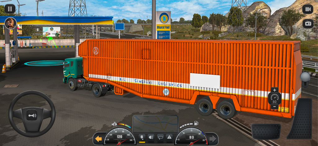 Truck Masters: India Simulator - トラックマスターズ インドシミュレーターのモバイルゲームで、バーラト・フューエルステーションに停車しているオレンジ色のインドのトラック。