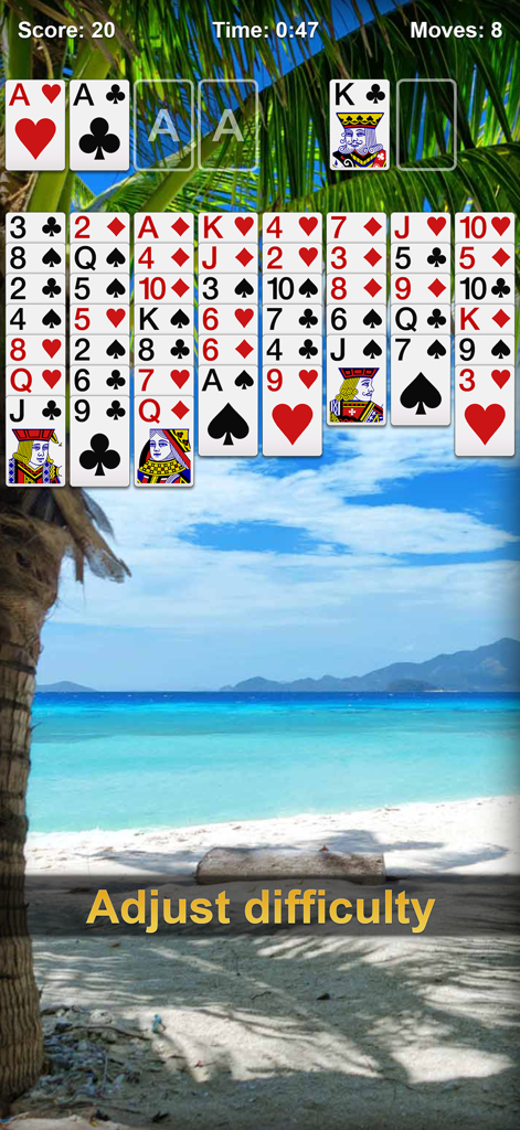 トロピカルなビーチの背景を使用したフリーセル ソリティアのゲーム画面