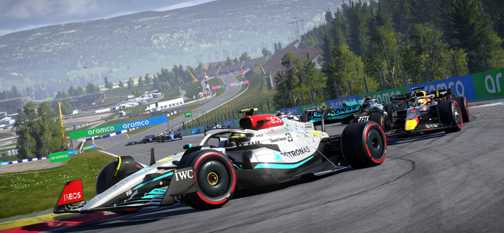 Foto de ação de carros Formula correndo em uma pista de alta velocidade