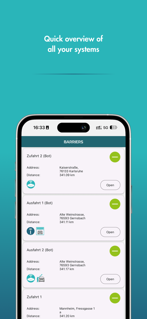 Schermata dello smartphone che mostra un elenco di sistemi di barriere gestiti con pulsanti di apertura remota e dettagli sulla posizione