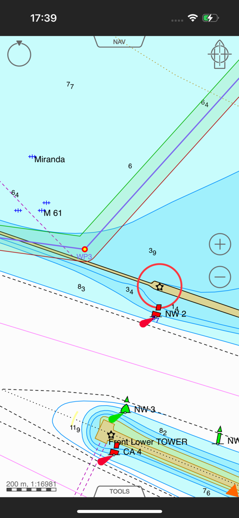 Una detallada carta de navegación marina en la aplicación iSailor que muestra waypoints y marcadores de profundidad