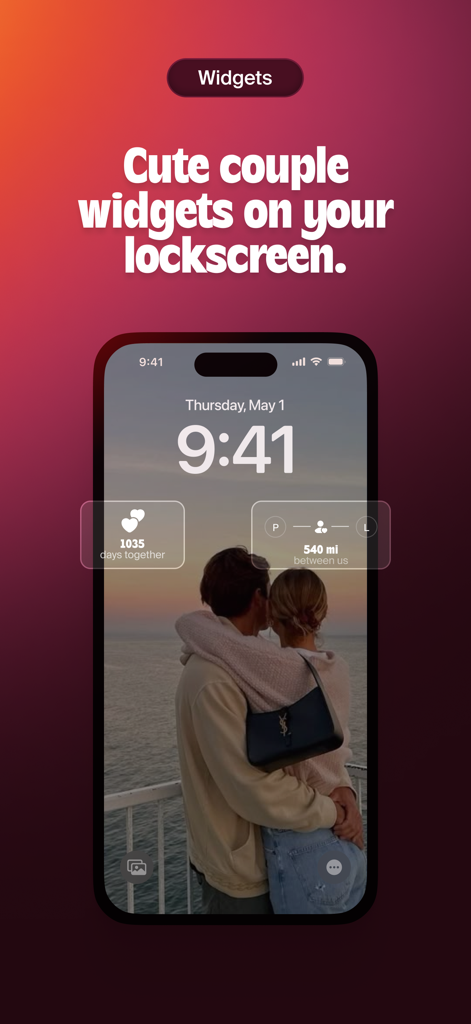 Pantalla de bloqueo de iPhone que muestra widgets personalizados para parejas para el seguimiento de aniversarios y la distancia entre parejas.