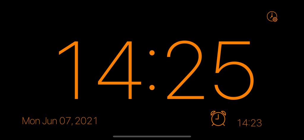 Große orangefarbene digitale Ziffern auf schwarzem Hintergrund für gute Nachttisch-Sichtbarkeit
