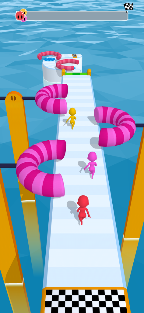 Drei bunte 3D-Charaktere rasen durch einen weißen Hindernisparcours mit rosa rotierenden Barrieren über einem blauen Wasserhintergrund.