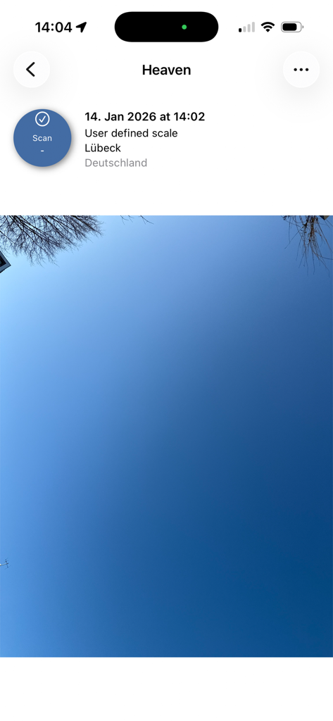 Cyanometer - Cyanometerアプリのスクリーンショット。場所と日付情報が表示された青い空のスキャンが表示されています。