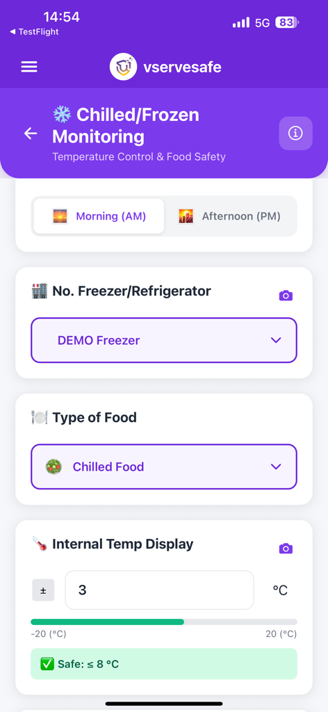 Vservesafe mobile App-Oberfläche zur Überwachung der Temperaturen von gekühlten und gefrorenen Lebensmitteln, die eine sichere Innentemperatur von drei Grad Celsius anzeigt.